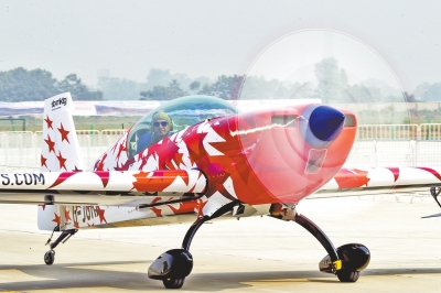 將在鄭州航展上現身的漂亮飛機　　岳書華攝影