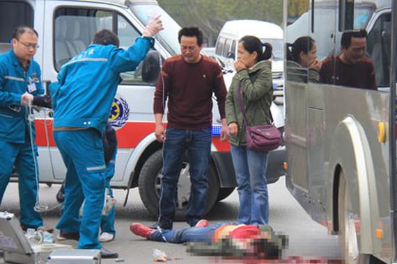 女子乘坐电动车跌落被公交碾压身亡