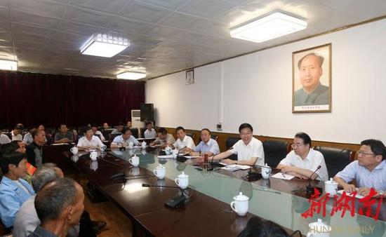 9月23日,省委书记,省人大常委会主任徐守盛在芷江侗族自治县人民来访接待中心面对面听取群众信访诉求、处理信访问题。 新湖南记者 张目 摄