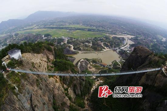 　(玻璃桥长约300米、垂直高达180米。)