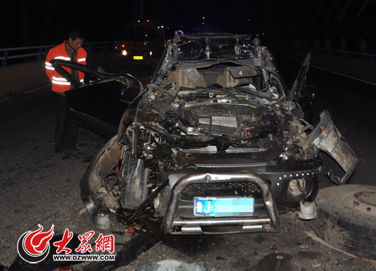 越野车车头连同驾驶室都被削平,驾驶员卡在车内经消防破拆才被救出。