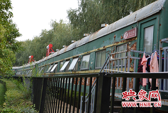 郑州铁路局官方微博称那是工人外出作业的宿营车。