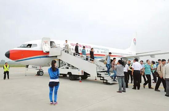 图为中国东方航空公司B737-800型飞机抵达临汾民航机场。 肖卉摄