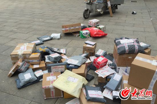 快递散落一地,无人监管。