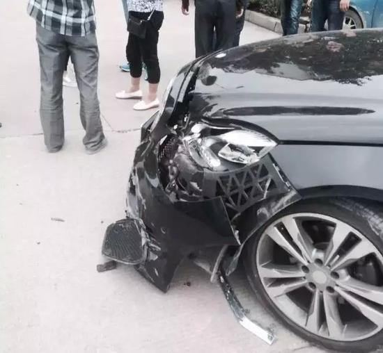 丽水1男子骑摩托车出车祸 先后被两辆奔驰撞飞骨折(组图)