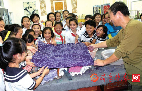 济南市营东小学开发特色课:小学生学染布