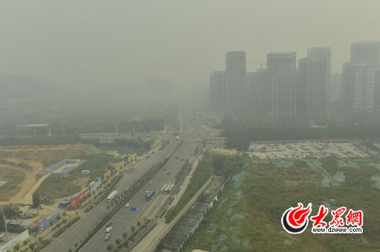 經十東路霧霾嚴重,能見度僅1000余米 見習記者 孫博洋 攝