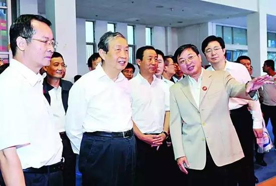 中共中央政治局委员、国务院副总理马凯出现在北京通信展的现场