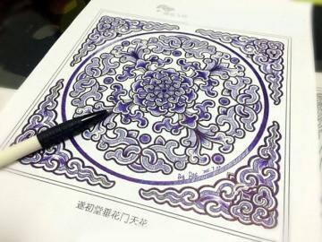 网友用圆珠笔填出青花瓷的效果。