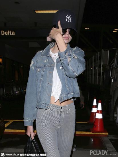 肯达尔-詹娜(Kendall Jenner)牛仔外套配棒球帽街头风十足