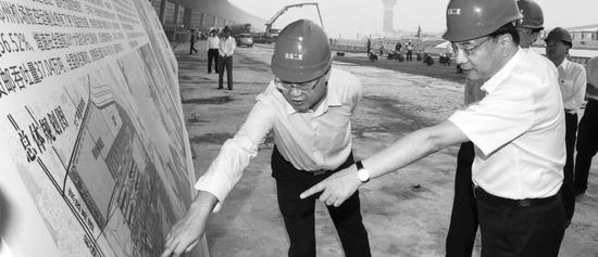 李克强考察郑州机场二期工地:建国际一流机场