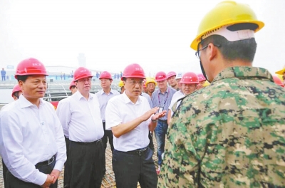 李克强24日考察郑州新郑机场二期建设工地,了解到这里建成后将实现客运“零距离换乘”和货运“无缝衔接”。图片来自中国政府网