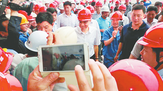 总理来到机场二期建设现场