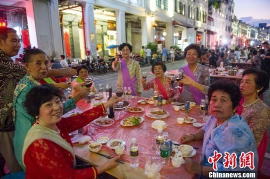 市民和游客在海口骑楼老街体验“长桌宴”。 骆云飞 摄