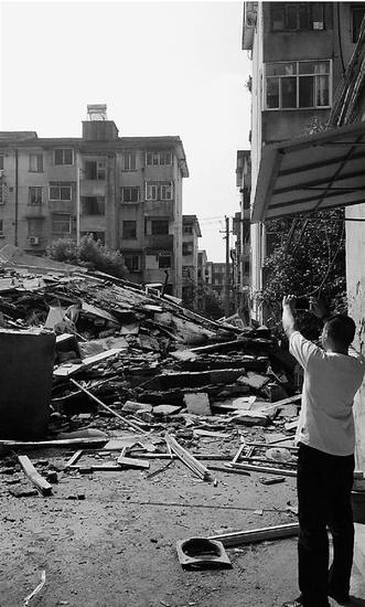 绍兴诸暨一幢6层居民楼坍塌 事发前楼内居民已