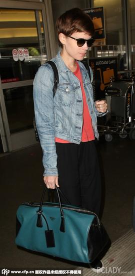 凯特-玛拉(Kate Mara)现身机场