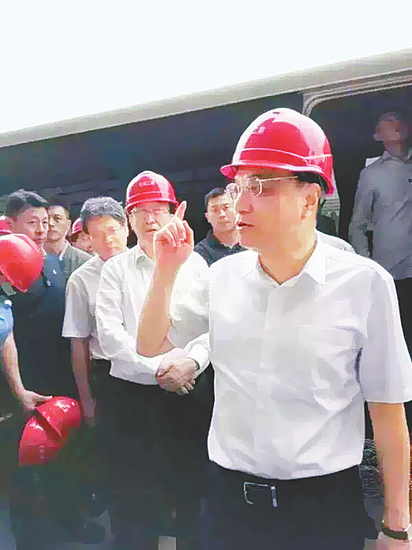 总理来到机场二期建设现场