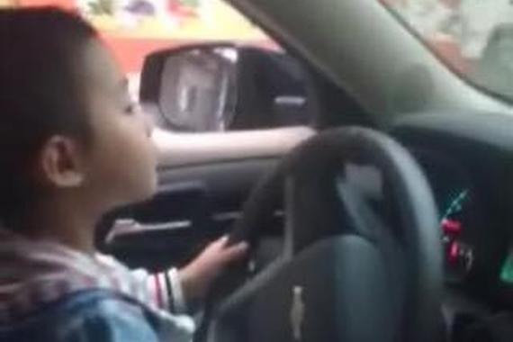 太坑娃！父亲教四五岁儿子开车在穿行闹市