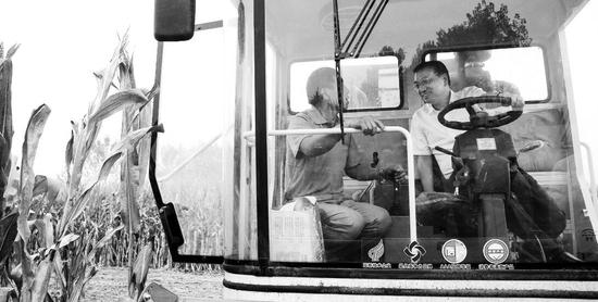 9月24日，总理李克强来到“长葛市玉米高产创建千亩示范方”考察