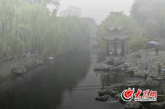 黑虎泉霧霾嚴重影響了美景 見習記者 孫博洋 攝