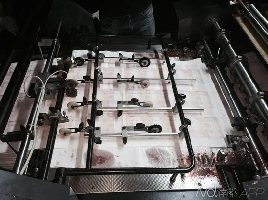 惠州假币厂揭秘图集:直击高仿假币制造车间_惠