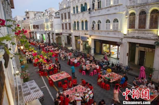 今晚“长桌宴”聚会共摆席上百桌，参加者超过700人。　骆云飞 摄