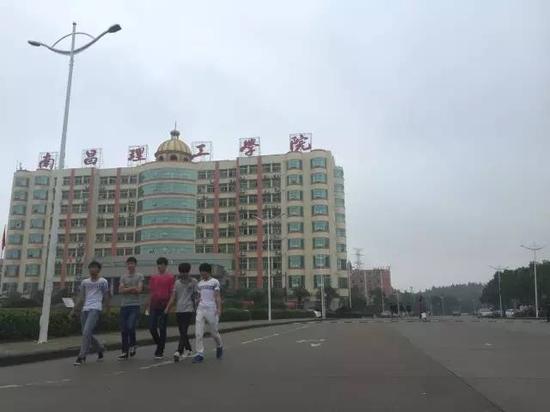 23日，几名学生走在南昌理工学院校园内。 图/尹志艳