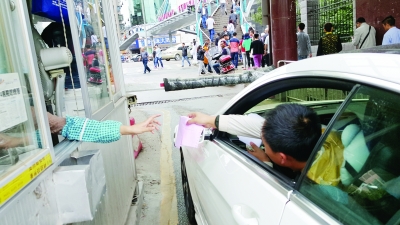 贵阳四家医院试行停车分类收费 部分市民不习