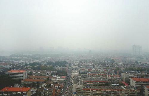 24日，济南出现入秋以来首个雾霾天气。 记者王锋 摄
