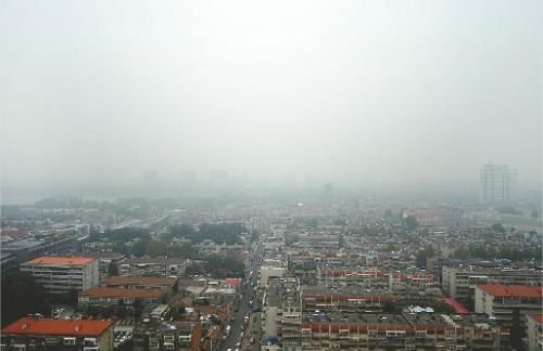 24日,济南出现入秋以来首个雾霾天气。 记者王锋 摄
