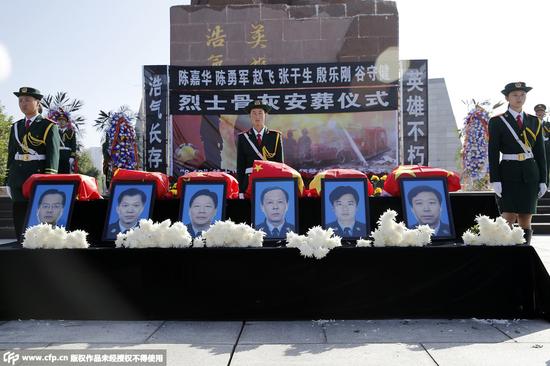 天津爆炸事故6名天津港公安局烈士举行安葬仪