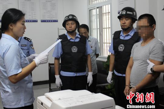 法院工作人員宣讀死刑復核書