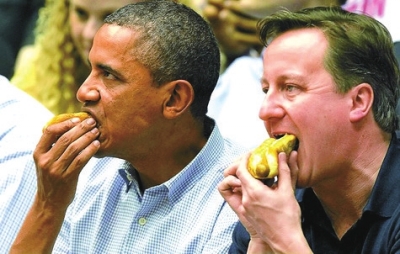     2012年3月，英国首相卡梅伦访问美国，两国领导人一同观看篮球赛并在现场大吃热狗。资料图片