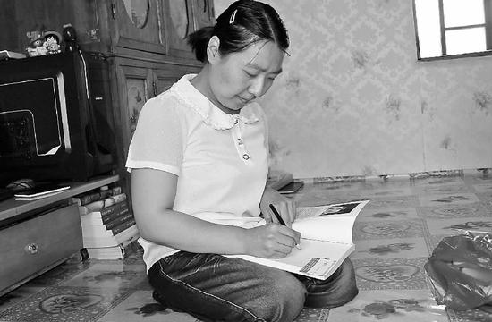 女孩下肢瘫痪自学成才 出版20万字小说|先天性