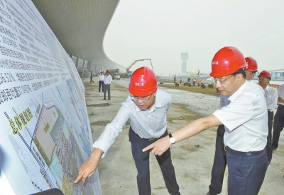 昨日,李克强总理考察郑州新郑国际机场二期建设工地。据中国政府网