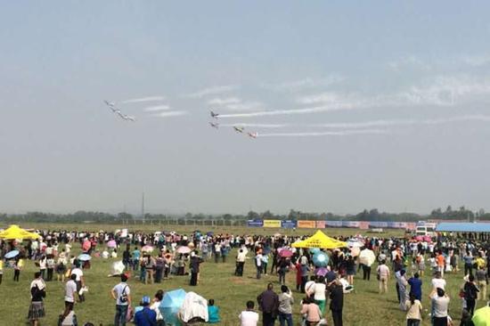 精彩的飛行表演讓現場觀眾震撼不已