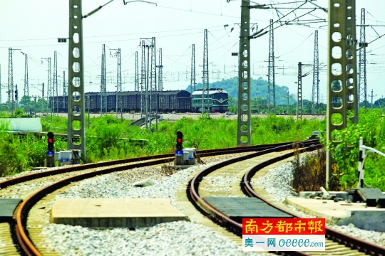 9月24日上午,广珠铁路江门南站。一辆从珠海方向驶来的货运火车经过江门南站。南都记者 孙振飞 摄