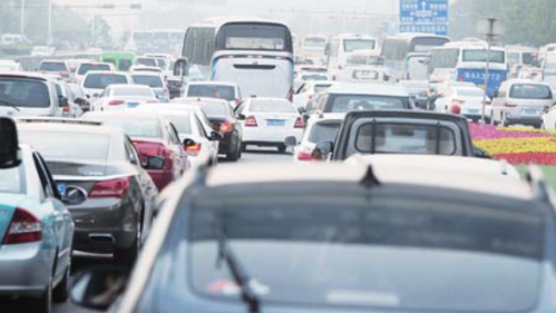 中秋节临近，济南市区内很多道路早晚高峰时分几乎成了停车场。 本报记者 周青先 摄