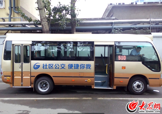 9月22日刚刚开通的510路社区公交采用洋气的小巴车。(记者 王宗阳 摄)