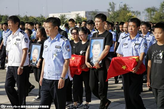 图为塘沽烈士陵园为六名天津港公安局烈士举行安葬仪式。