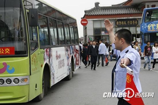 西安公交总公司国庆假期重点增加途经市中心区、大学城、火车站、长途客运站的公交线路运力。(资料图)