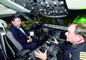　　9月23日，习近平登上一架即将交付中国厦门航空公司的波音-787飞机，在驾驶舱内同员工亲切交流。新华社记者 李涛/摄