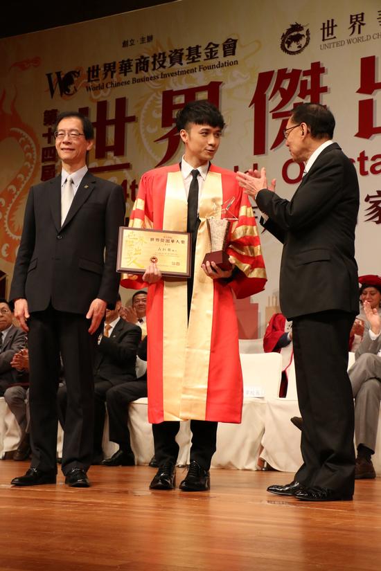 古巨基双喜临门 获颁“世界杰出华人奖”“荣誉商管博士”头衔_副本