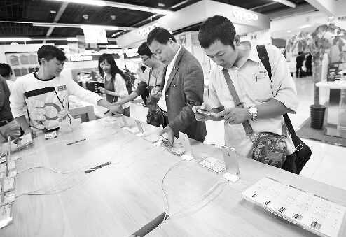 市民在泉城某家电商场内选购iphone6S/6s Plus。 记者郭尧 摄