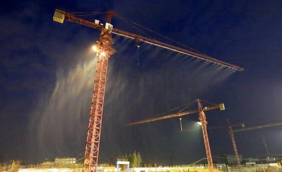 襄阳一工地高空塔吊绑20个喷头降尘