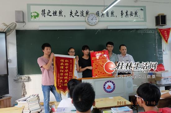 老人摔伤流血周围人不敢靠近 灌阳四学生出手