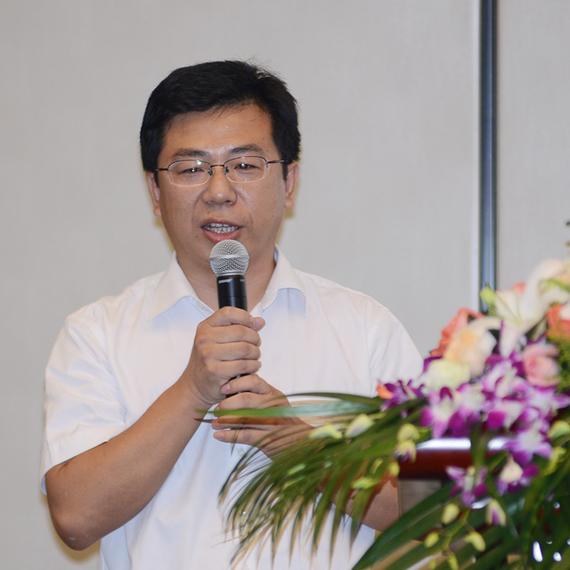 苏州金龙副总经理李德全先生介绍金龙新能源车型