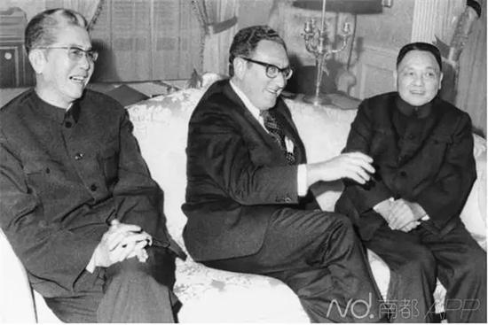当地时间1974年4月15日，美国纽约华尔道夫酒店，基辛格（中）和邓小平（右）谈笑风生。资料图片