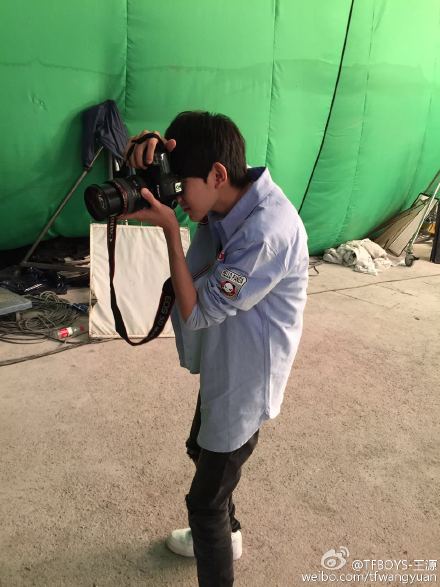 tfboys王源变身摄影师专注拍照有模有样
