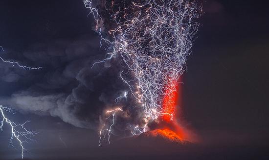 图为智利Calbuco Vocano火山爆发的瞬间。